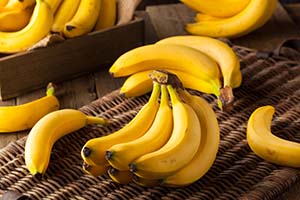 Bananen auf Korbgeflecht