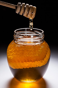 Honig tropft ins Glas
