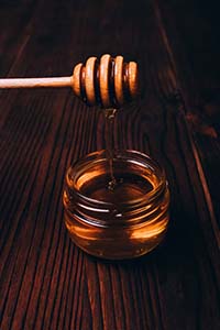 Honig in Glas fließend